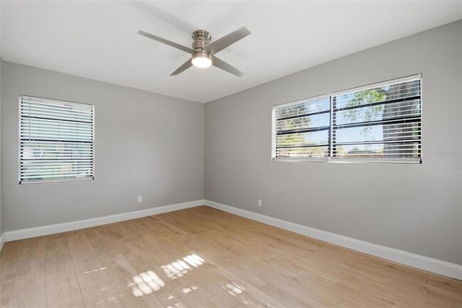 Building Photo - 405 Shore Dr E