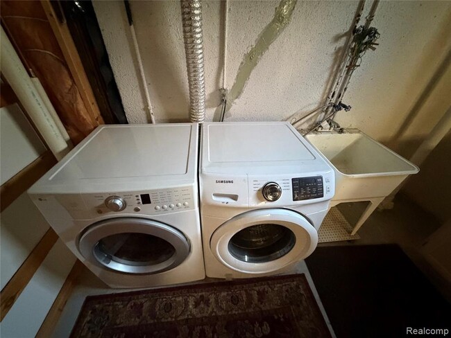 Building Photo - 39588 Squire Rd