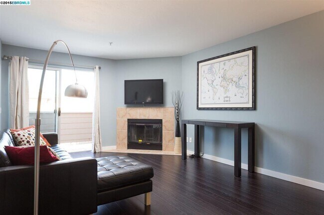 Building Photo - Lovely and updated top floor 1/1 condo wit...
