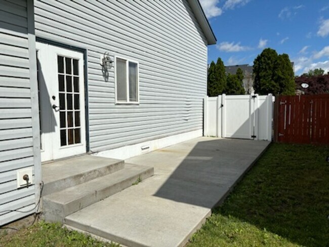 Building Photo - Home in CDA Place