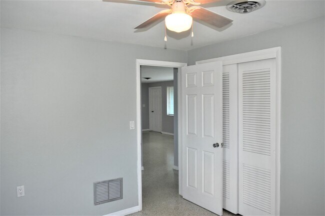 Building Photo - Updated Annual 2/1 on Overbrook Rd