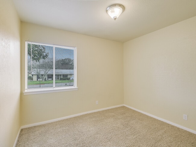 Building Photo - 227 Shin Oak Dr