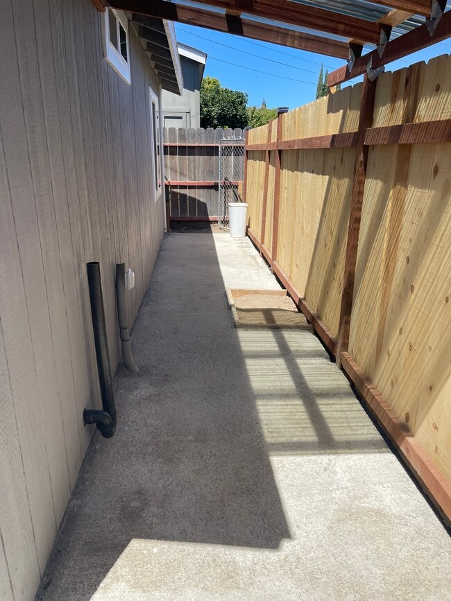 Building Photo - 2529 Crommelin Ave