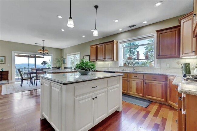 Building Photo - Lake View, 5 bedroom, 3 bath home in gated...