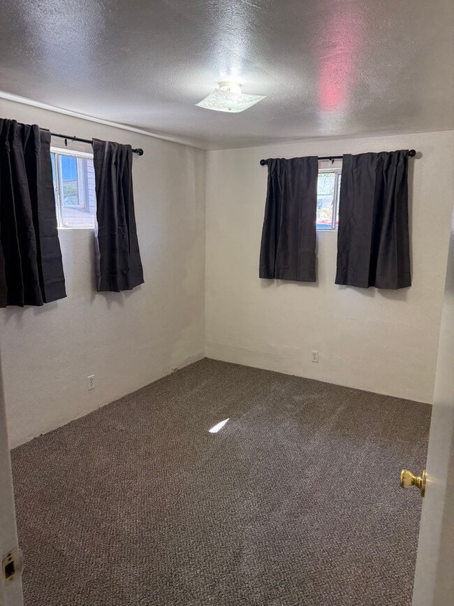 Building Photo - 2 Bedroom, 1 Bathroom Duplex