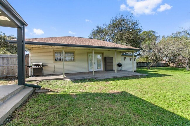 Building Photo - 124 Poplar Dr