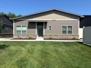 Building Photo - 1161 Claude Rd