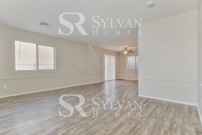 Building Photo - Comfortable living in this 4BR 3BA