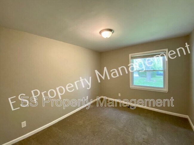 Building Photo - 8070 Chiltern Dr