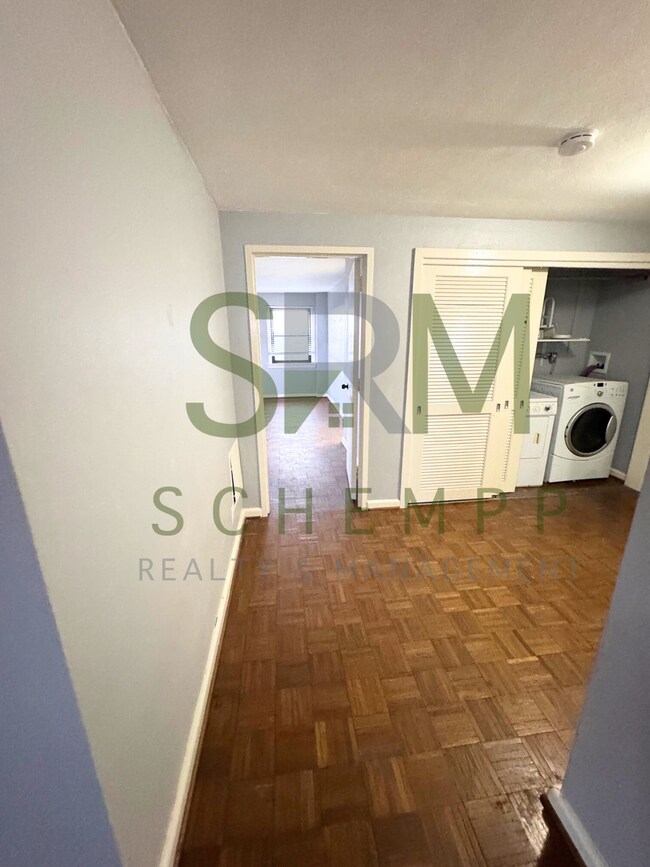 Building Photo - Updated 2BR/2BA on Bardstown Road with all utilities included now available!