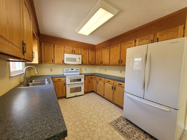 Building Photo - Nice Brick Home in Mount Airy