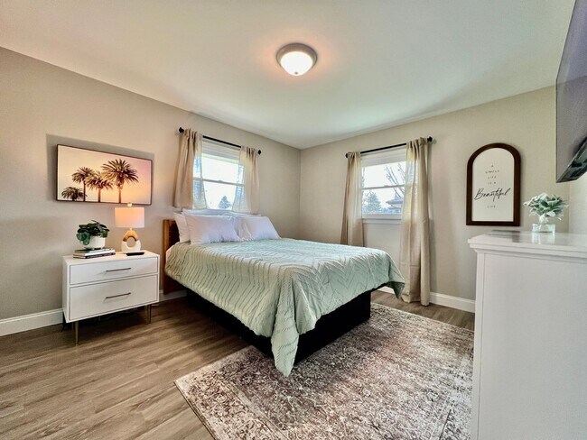 Building Photo - Newly remodeled, furnished home Trenton, Ohio