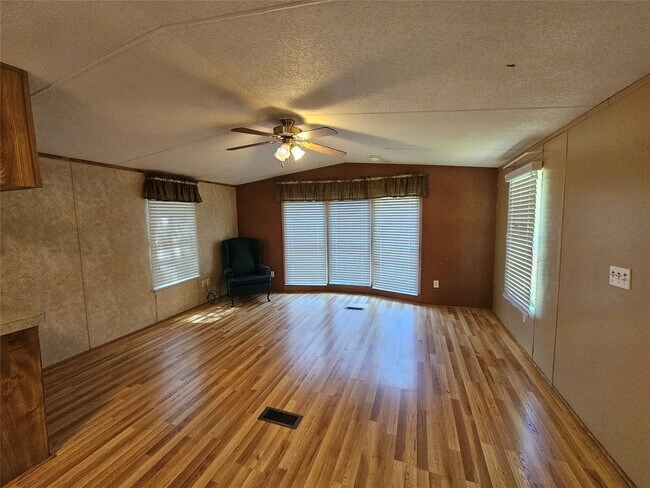 Building Photo - 1324 S Walker Rd