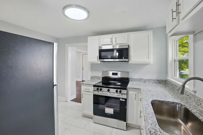 Building Photo - Two Bedroom in Dayton!