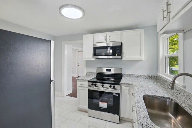 Building Photo - Two Bedroom in Dayton With Move in Special!!