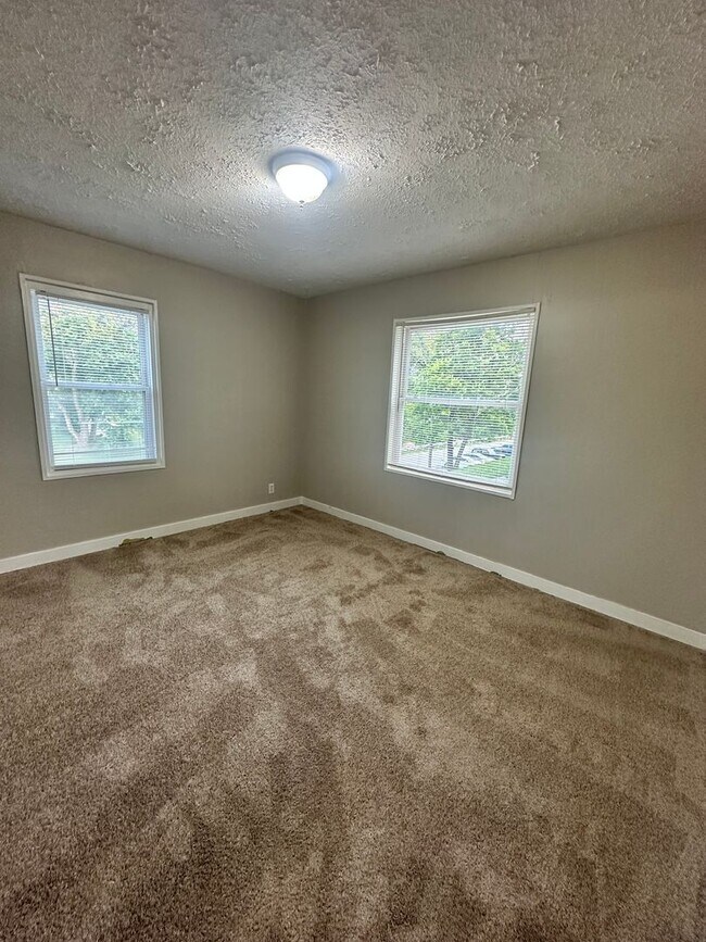 Building Photo - 1431 Nightingale Rd