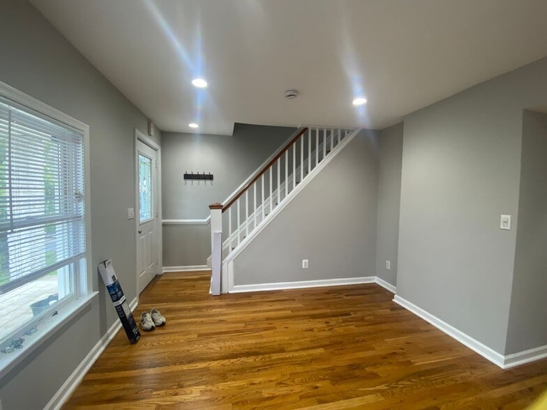 Building Photo - 563 Winter St