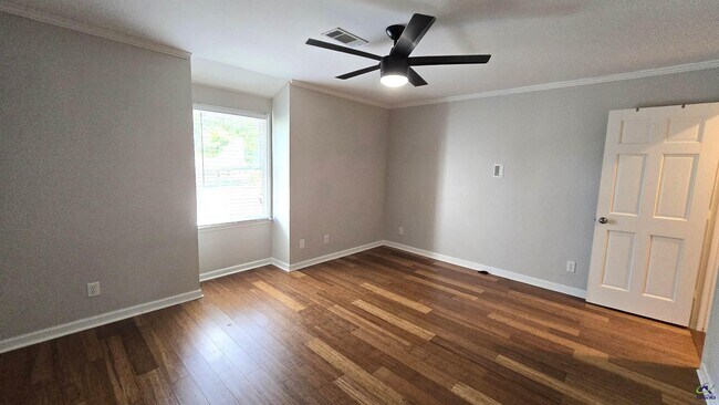 Building Photo - 201 Quail Run Dr