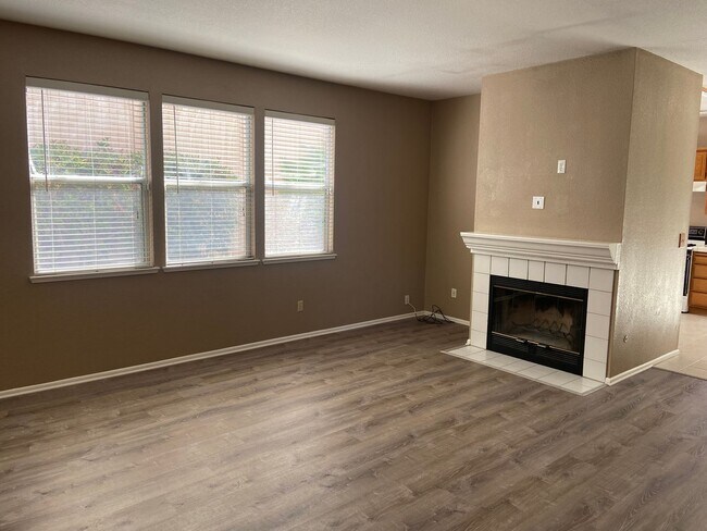 Building Photo - 2 Bdrm, 2 bath home in Laguna - Elk Grove