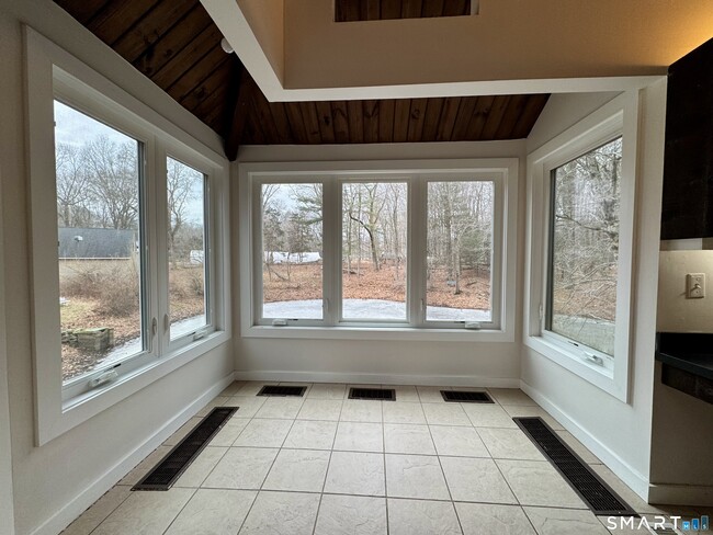 Building Photo - 860 Oakwood Rd