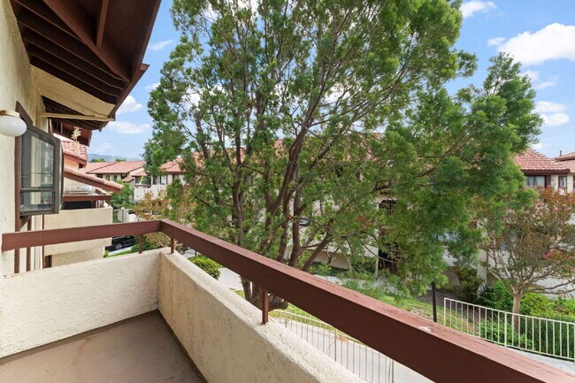 Building Photo - "Charming 2-Bed, 2-Bath Condo Retreat in S...
