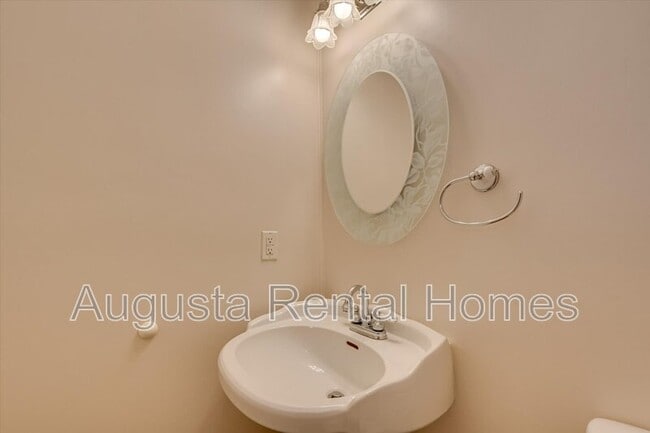 Building Photo - 106 Riverbend Dr