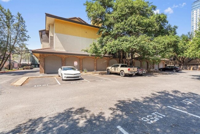 Building Photo - 806 W 24th St