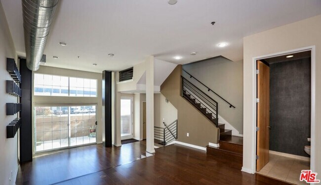 Building Photo - 5350 Playa Vista Dr
