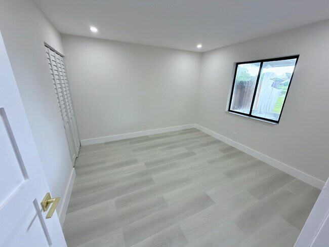 Building Photo - 46 Tara Lakes Dr E