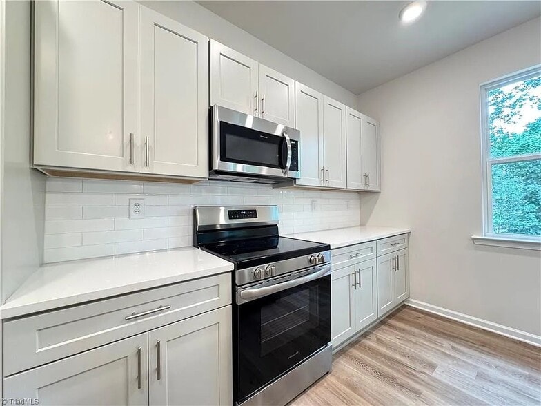 Building Photo - 1086 W Bank St