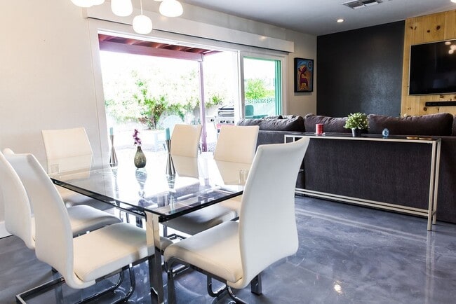 Building Photo - Gorgeous Fully Furnished 3 Bd 2 Bath Vacat...