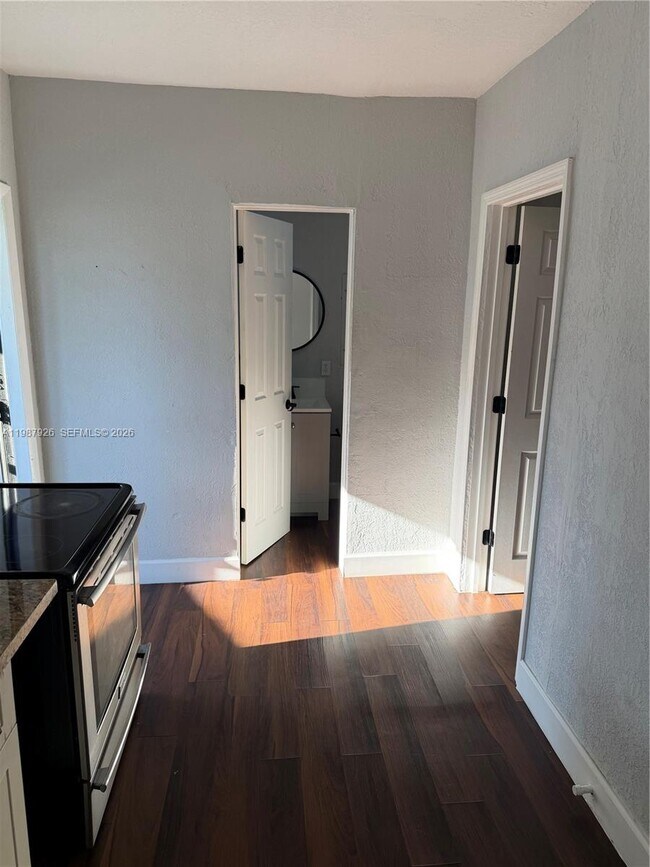 Building Photo - 217 E 48th St