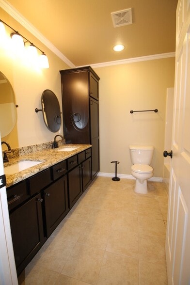 Building Photo - 935 /937 Robineta Ln