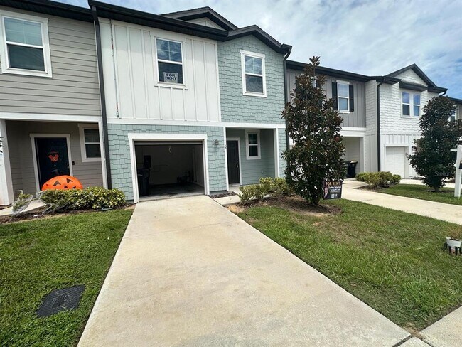 Building Photo - 118 Mandovi St