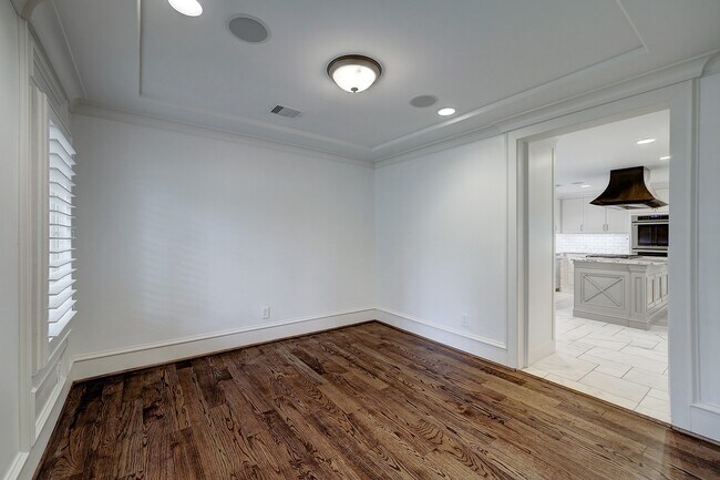 Building Photo - 14123 Carolcrest Cir