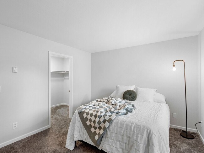 Building Photo - 1-bedroom, 1-bath condo in the heart of Murrayhill