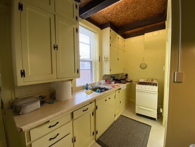 Building Photo - $1,500 | 2 Bedroom, 1 Bathroom 1st Floor Duplex | No Pets | Available for an August 11th, 2026 Mo...