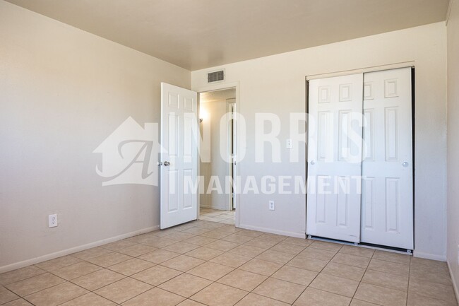 Building Photo - Great Home Located in Eloy at a Great Price!