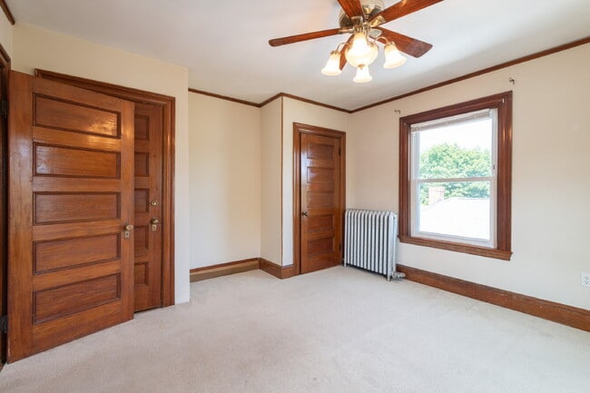 Building Photo - 1400 sf Fairmont Apartment with Washer/Dry...