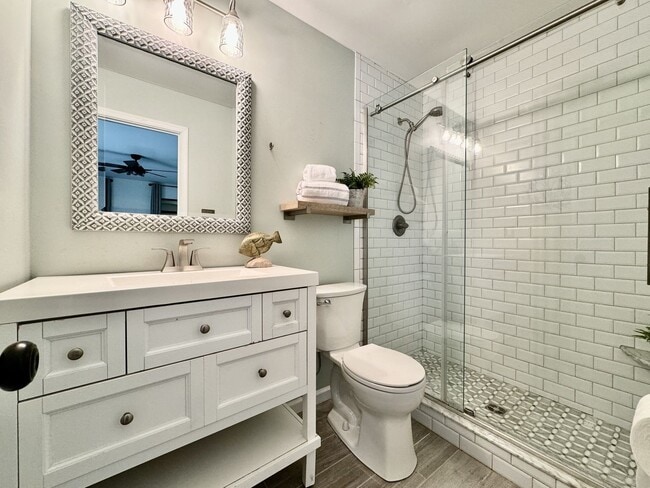 Building Photo - READY 06-11-26!! Fantastic Condo By The Beach! Fenced Patio - All Appliances - Community Pool!