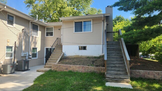 Building Photo - 229 Hickory St