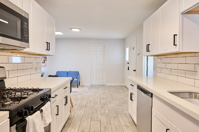 Building Photo - 3011 Pine Tree Dr