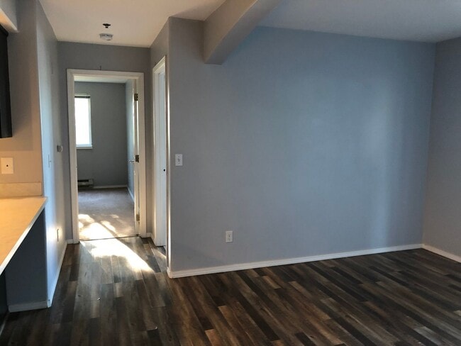 Building Photo - Modern and spacious 2 bedroom condo with bonus room!
