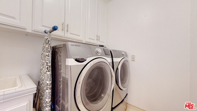 Building Photo - 4950 Densmore Ave