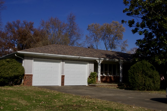 Primary Photo - 3 bedroom & 2 bathroom home