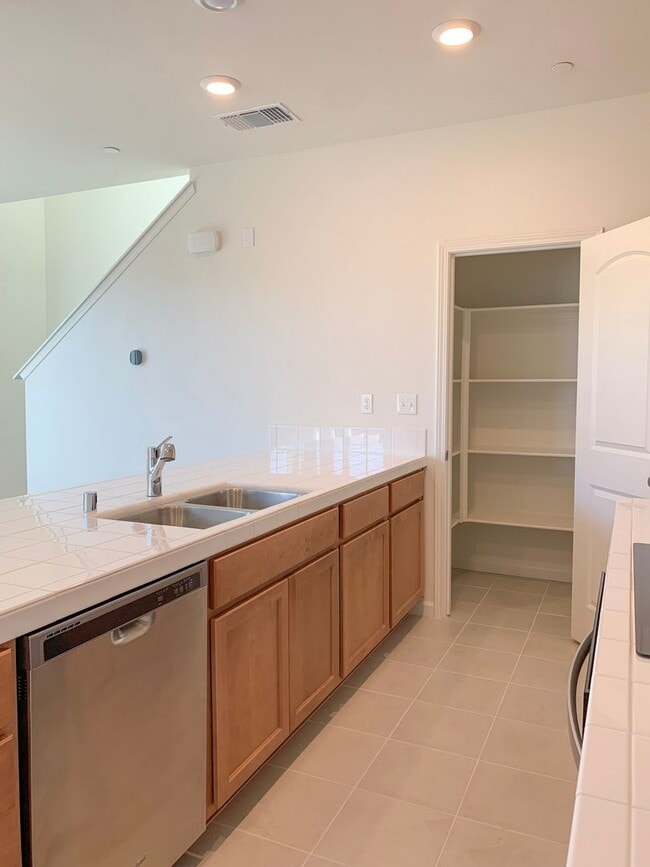 Building Photo - 2025 Built 3/2.5 in Hollister