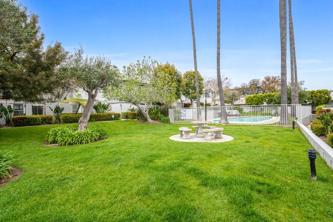 Building Photo - Upgraded 3 bed 2.5 bath Townhome in Newpor...