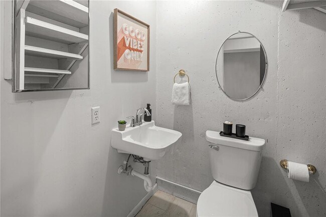 Building Photo - 2 Southport Ln