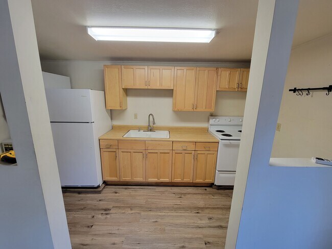 Building Photo - 158 Hall Ln