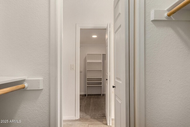 Building Photo - 687 E Park Ave